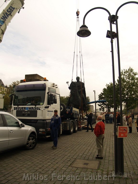 Reiterdenkmal kehrt zurueck auf dem Heumarkt P24.JPG
